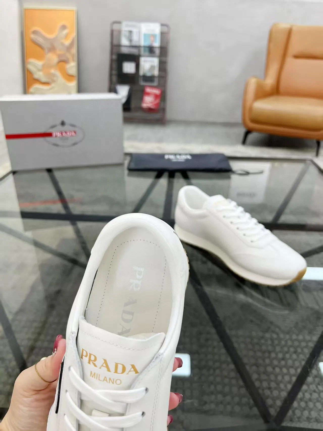 Factory price: 400💰Prada new men's leather sports shoes, the highest version on the market, any comparison is welcome🆚! The original leather has excellent texture and is super high-end! Fetal sheep net lining imported from Italy, removable pad! Luxurious materials and fine workmanship, highly recommended! Code number: 38-44, customized 45